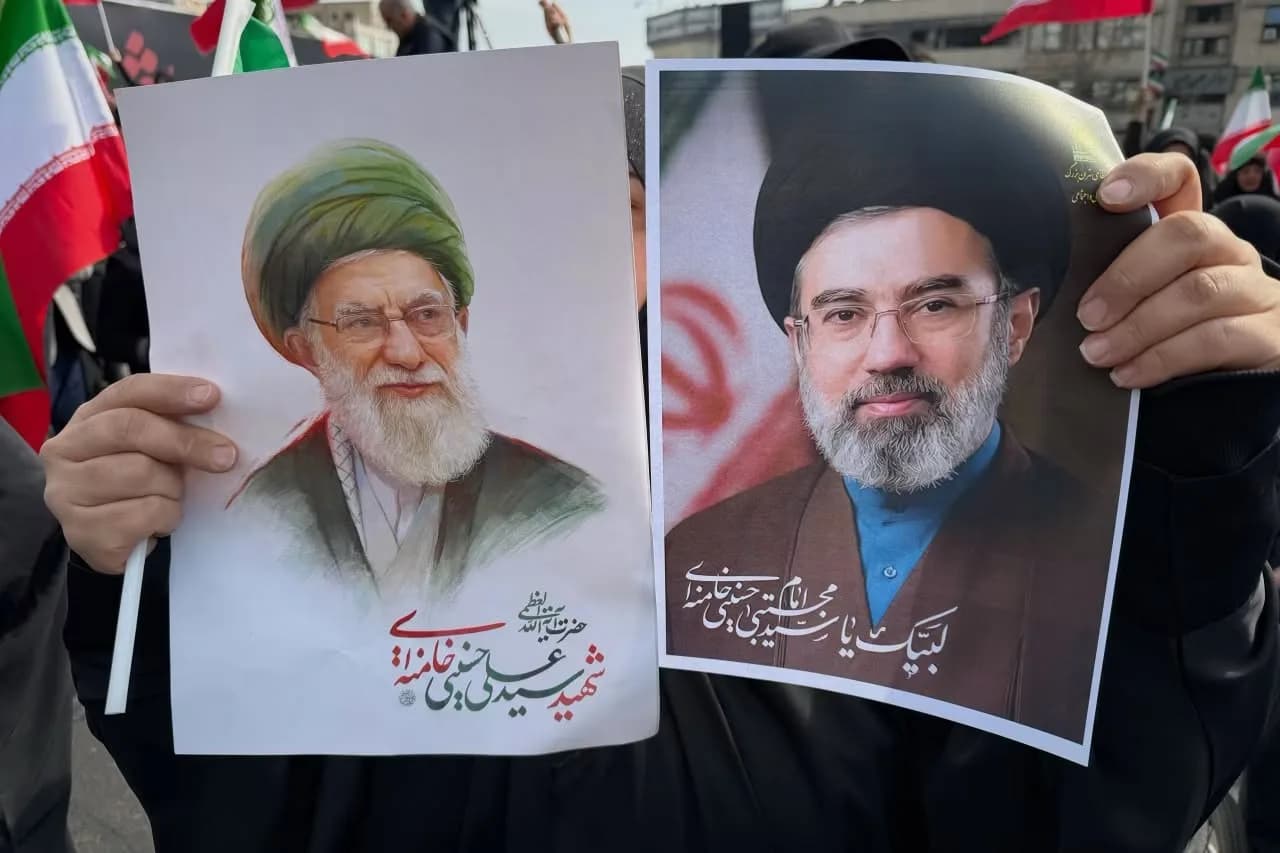 Hoggaamiyaha Iran oo ku dhawaaqay in loo aargudi doono aabihiis.