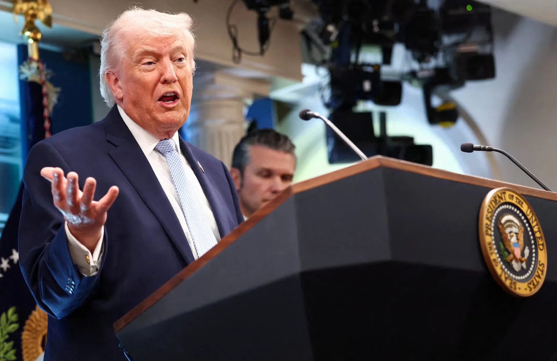Trump oo ku hanjabay inuu toddobaadka dambe beegsan doono xarumaha korontada ee Iran haddii aan heshiis la gaarin