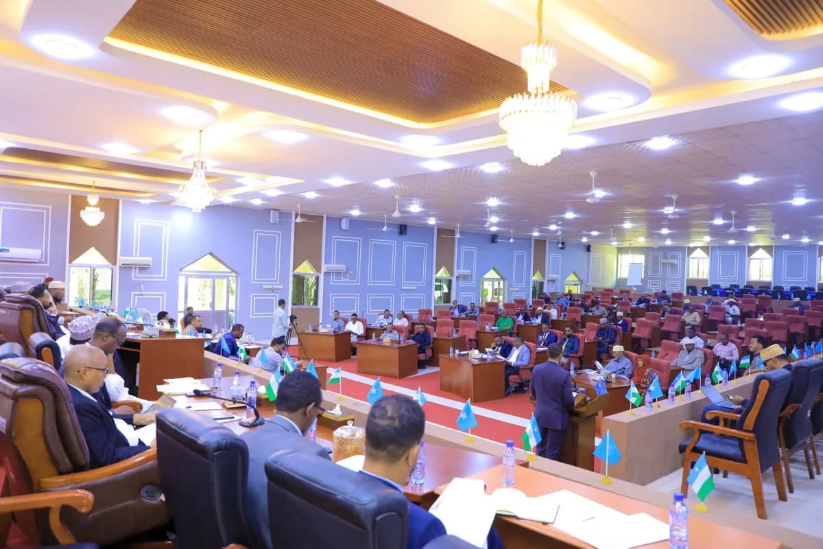 Wasaaradda arrimaha gudaha & guddiga doorashooyinka oo hortegey barlamaanka Puntland.