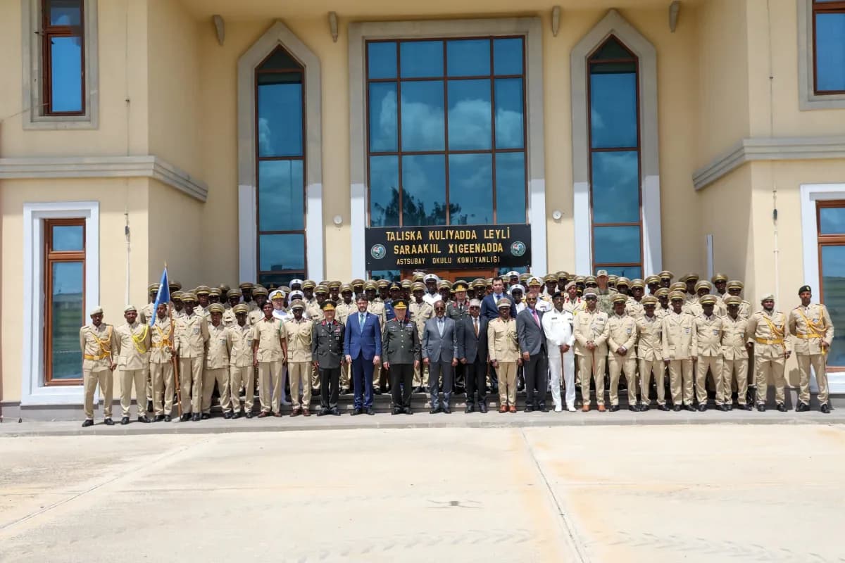 Madaxweyne Xasan Sheekh oo tababar u soo xiray saraakiil ciidan.