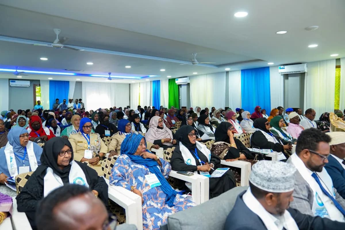 Madaxweyne Deni oo la hadlay haween ka kala yimid gobolada Puntland.