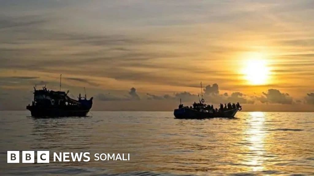 In ka badan 500 oo qof oo badda lagu la'yahay iyo warar dheeraad ah oo la helayo