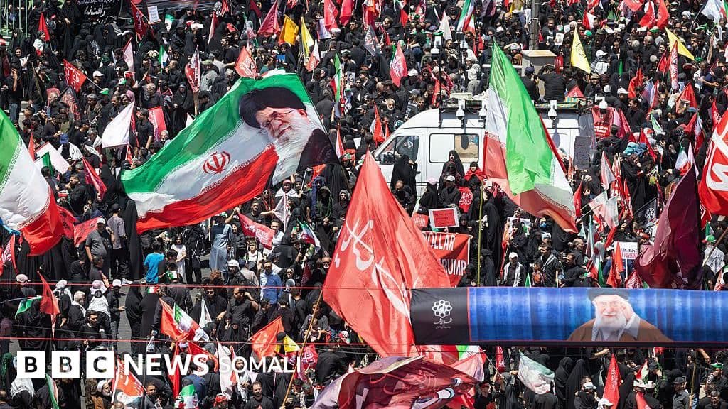 Dadweyne aad u tiro badan oo isugu soo baxay Mashhad si ay uga qaybgalaan aaska hoggaamiyihii sare ee geeriyooday ee Iran