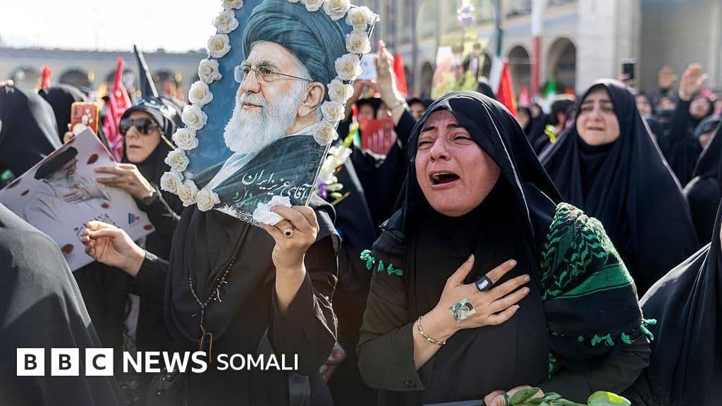 Muxuu hoggaamiyaha sare ee Iiraan uga maqan yahay aaska aabbihiis Ayatollah Ali Khamenei?
