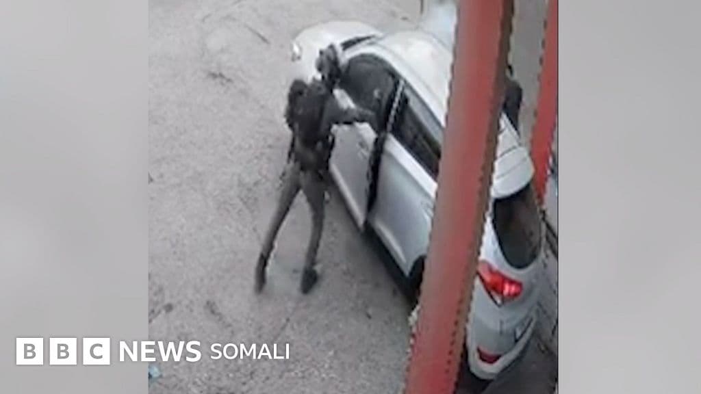 Askari Israa'iili ah oo muuqaal laga duubay isaga oo bam gacmeed ku dhex tuuraya gaari yaallay Daanta Galbeed