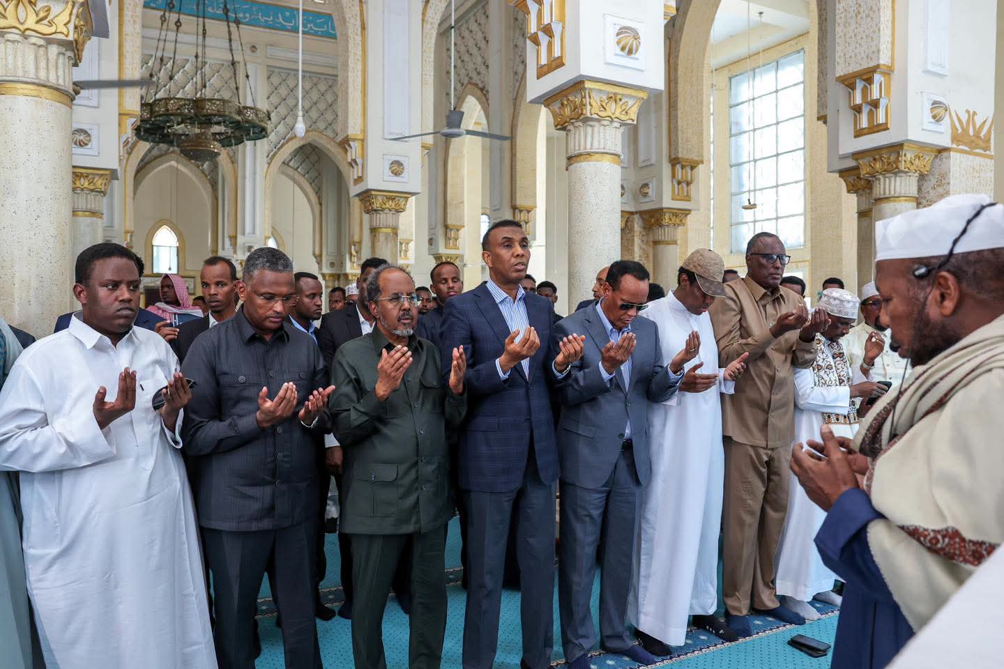 Madaxweyne Xasan Sheekh oo ka qaybgalay salaadda Janaasada Imaam Maxamed
