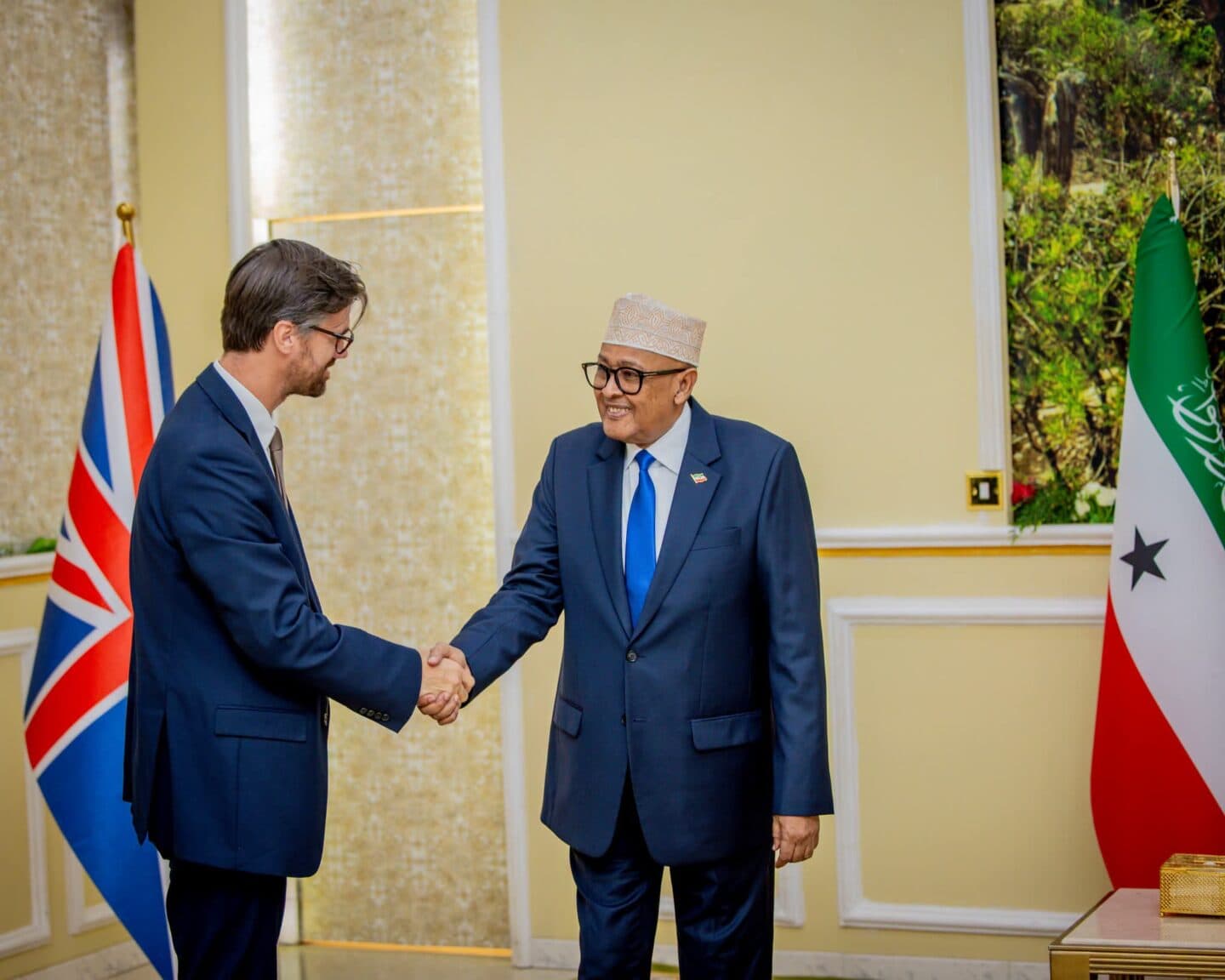 Safiirka Ingiriiska oo la kulmay Cirro