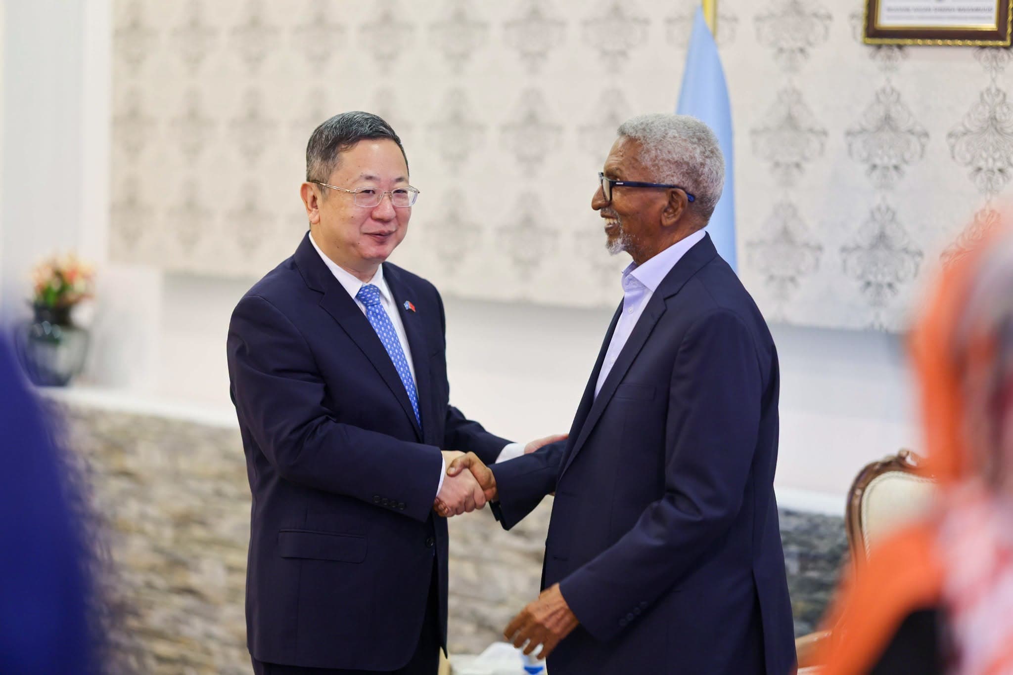 Guddoomiyaha Aqalka Sare oo Garoonka Aadan Cadde Kula Kulmay Safiirka Shiinaha ee Soomaaliya
