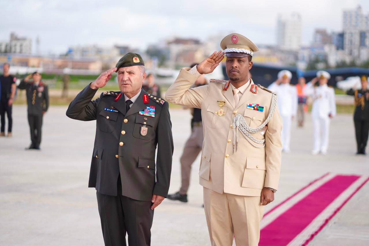 Taliyaha Ciidanka Dhulka Turkiga oo Soo Gaaray Muqdisho si loo Xoojiyo Iskaashiga Difaaca