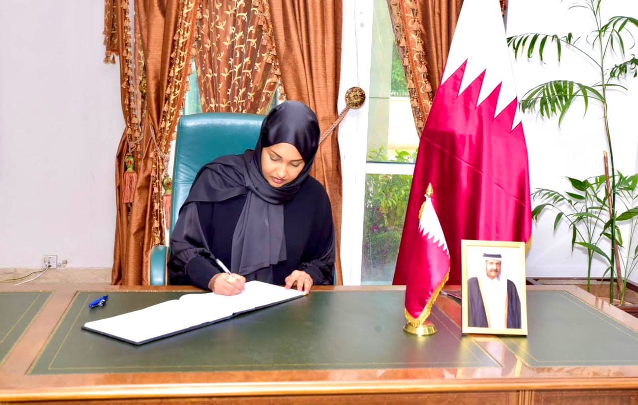 Wasiirka Qoyska oo Saxiixday Buugga Tacsida Amiirkii Hore ee Qatar
