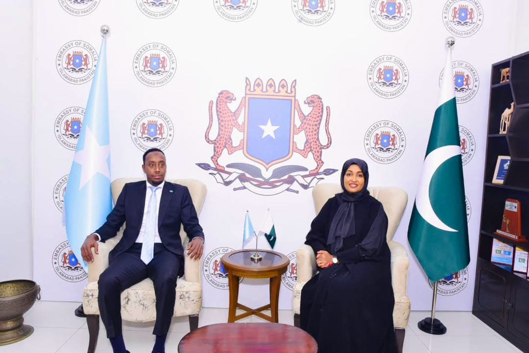 Wasiir Khadiija Al-Makhzoumi oo booqatay Safaaradda Soomaaliya ee Pakistan